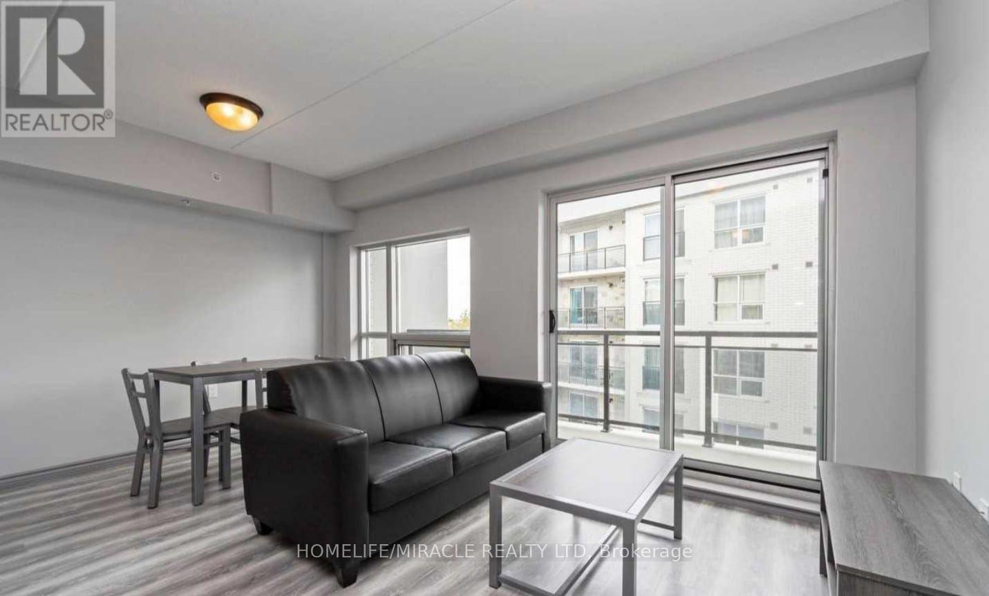 A407 - 275 Larch Street, Waterloo, ON - Indoor Photo Showing Living Room