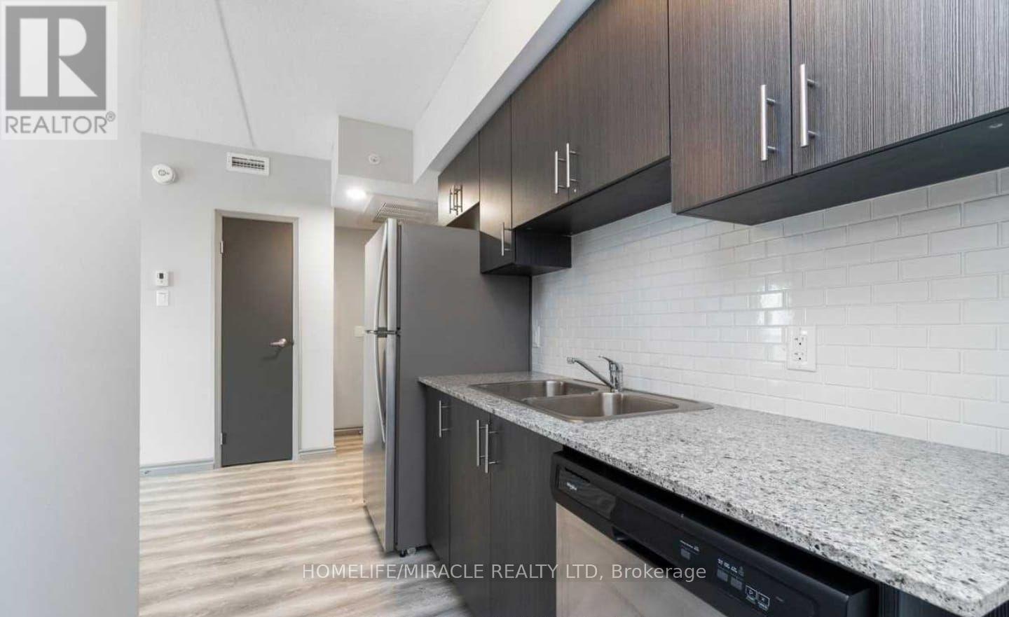 A407 - 275 Larch Street, Waterloo, ON - Indoor Photo Showing Kitchen With Double Sink