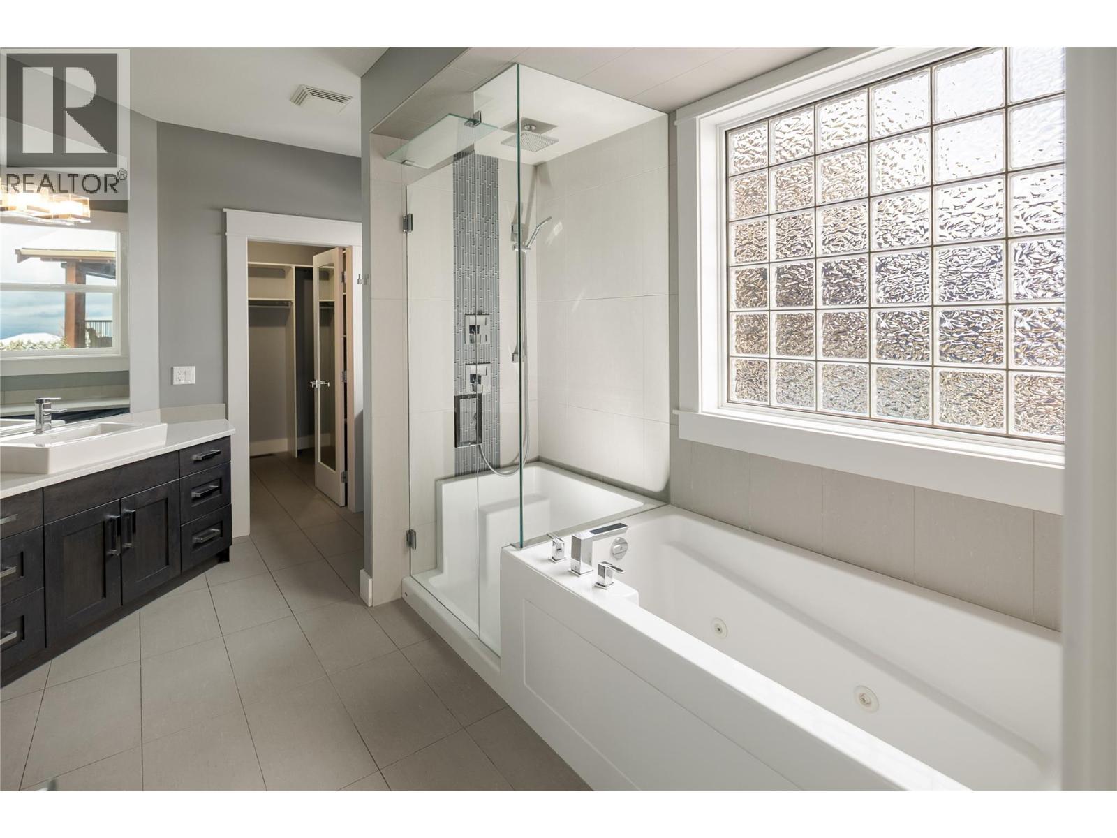 440 Audubon Court, Kelowna, BC - Indoor Photo Showing Bathroom