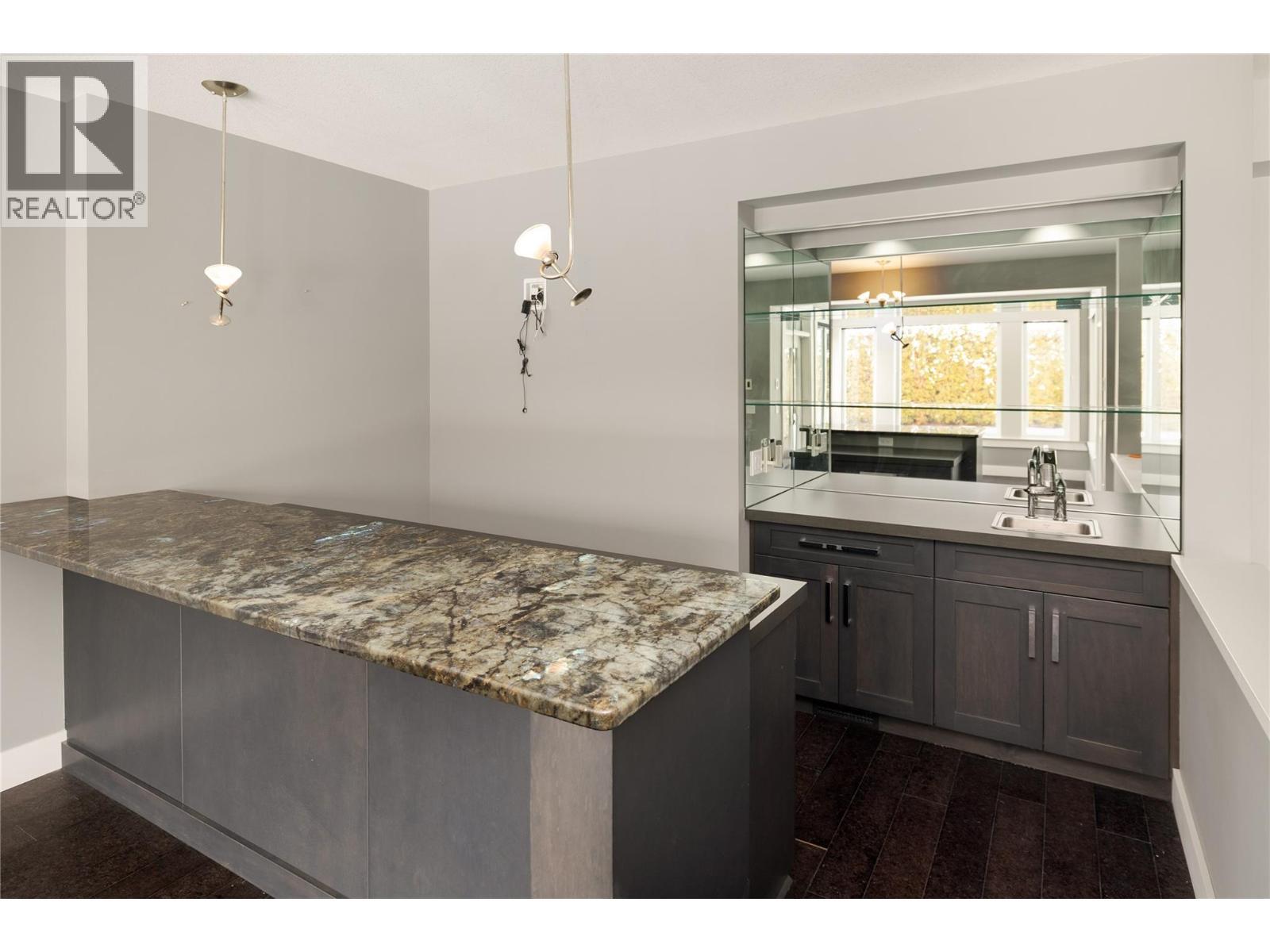 440 Audubon Court, Kelowna, BC - Indoor Photo Showing Kitchen With Upgraded Kitchen