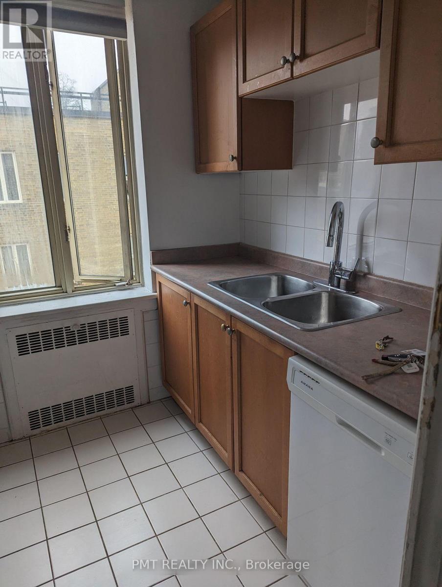 432 - 150 Farnham Avenue, Toronto, ON - Indoor Photo Showing Kitchen With Double Sink