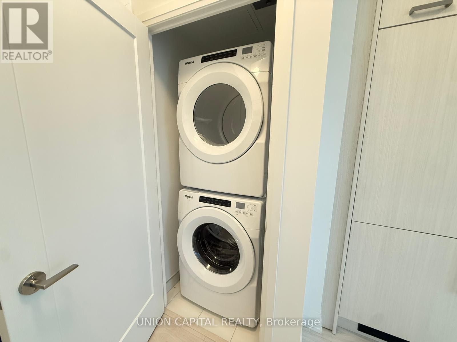 1010 - 20 Soudan Avenue, Toronto, ON - Indoor Photo Showing Laundry Room