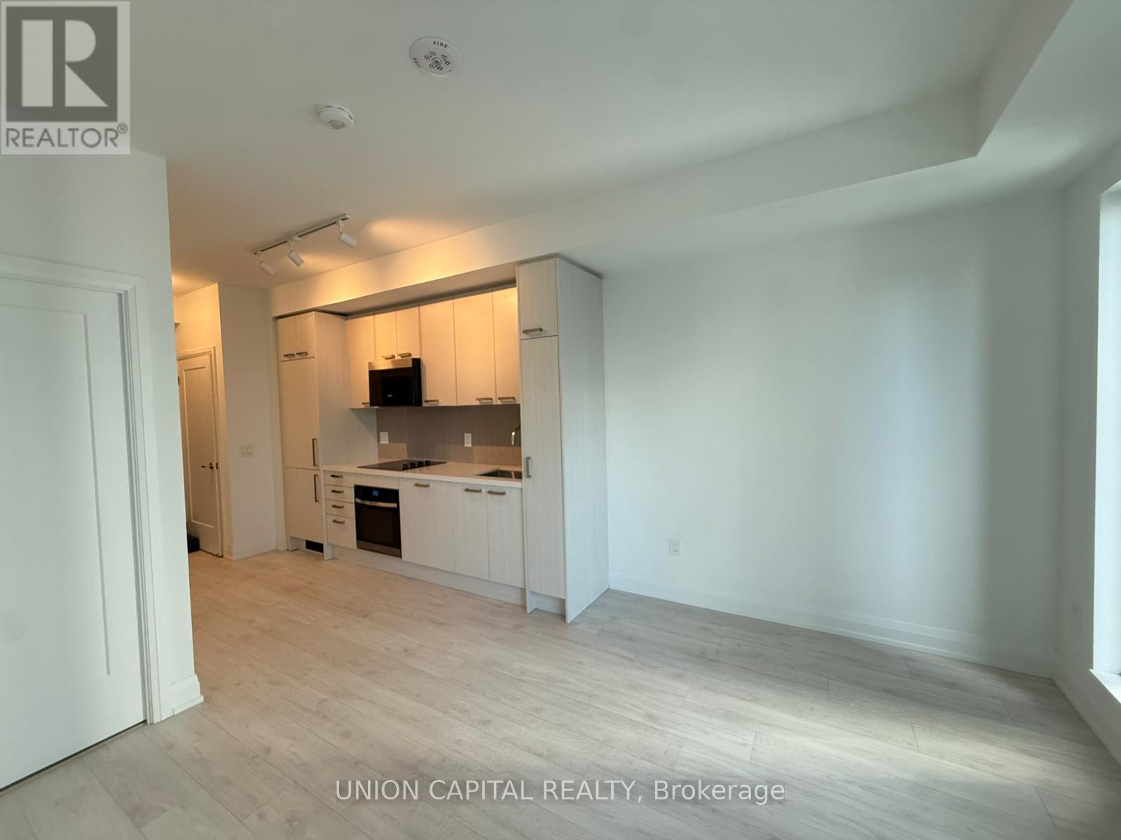 1010 - 20 Soudan Avenue, Toronto, ON - Indoor Photo Showing Kitchen