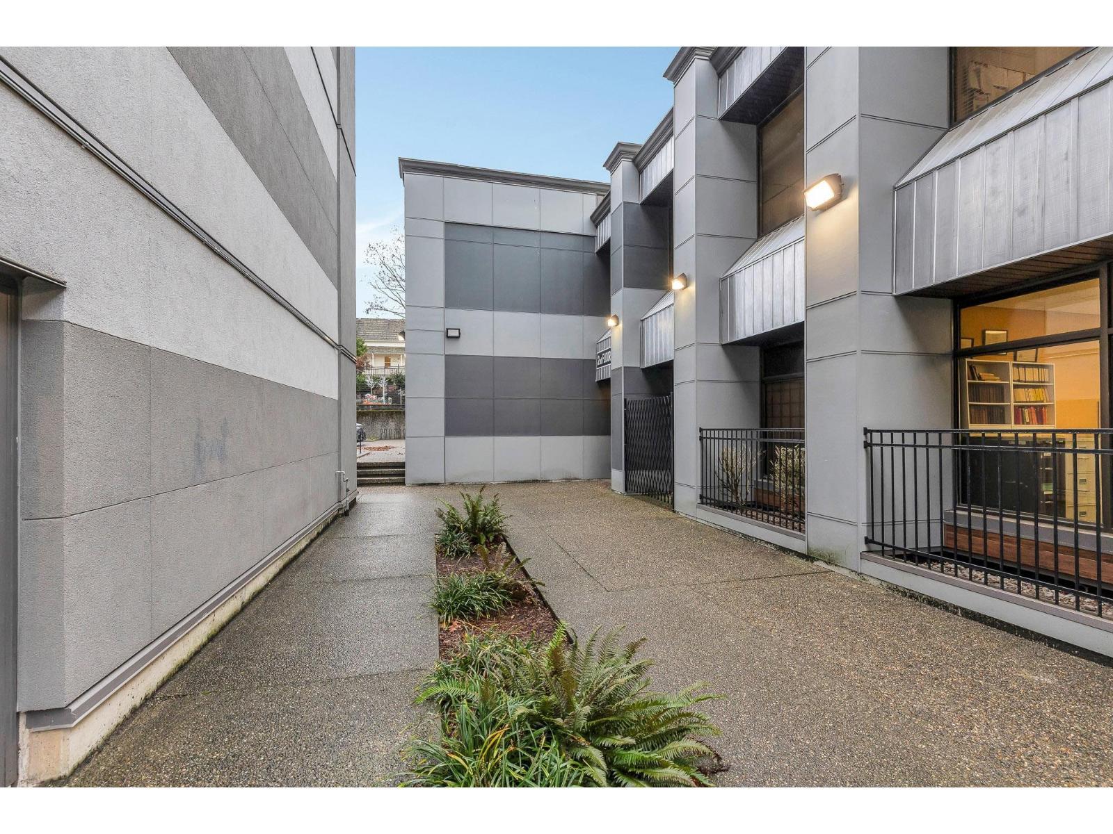 206 33119 South Fraser Way, Abbotsford, BC