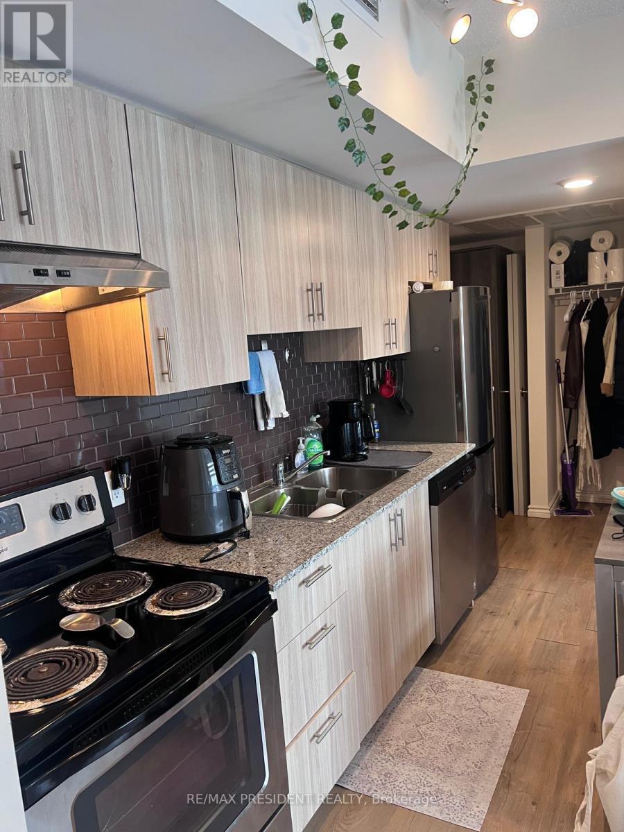G616 - 275 Larch St Street, Waterloo, ON - Indoor Photo Showing Kitchen With Double Sink