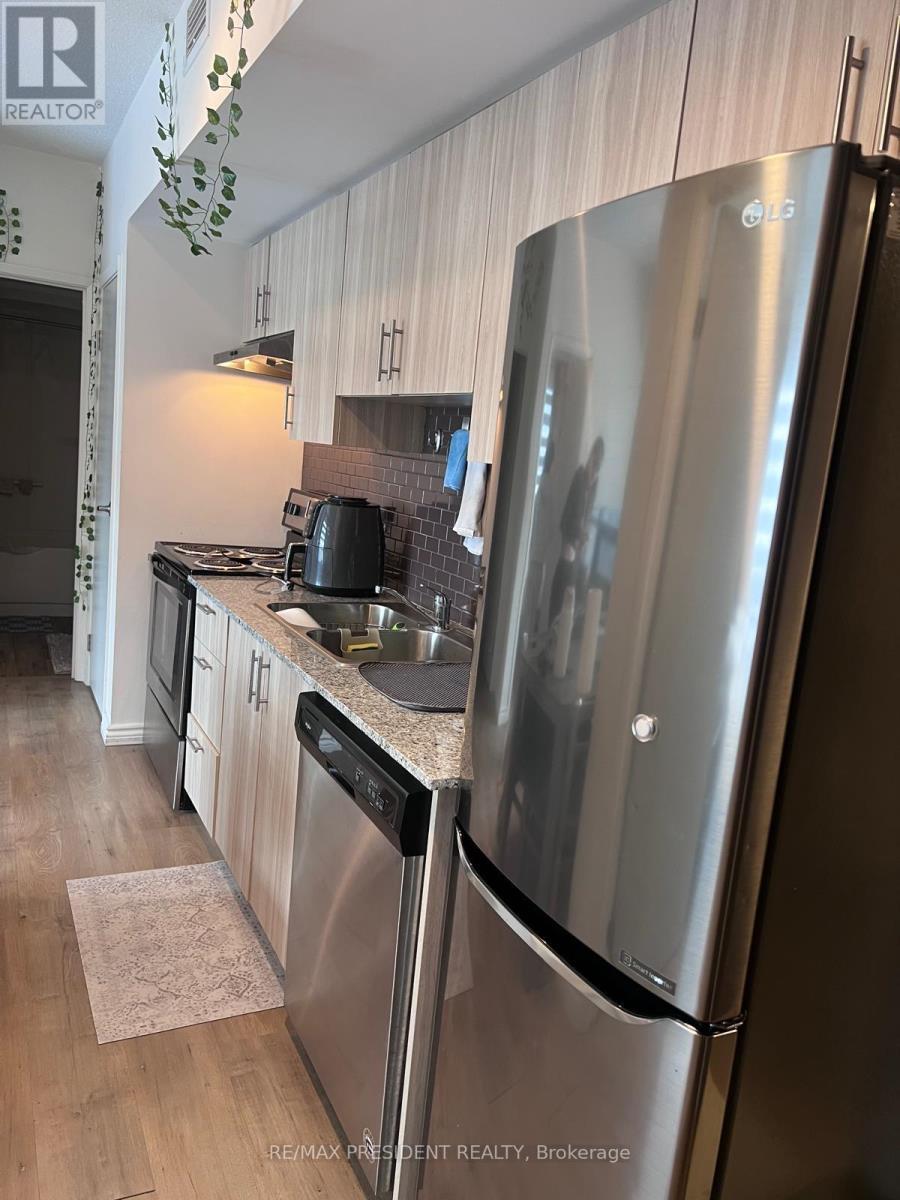 G616 - 275 Larch St Street, Waterloo, ON - Indoor Photo Showing Kitchen With Double Sink
