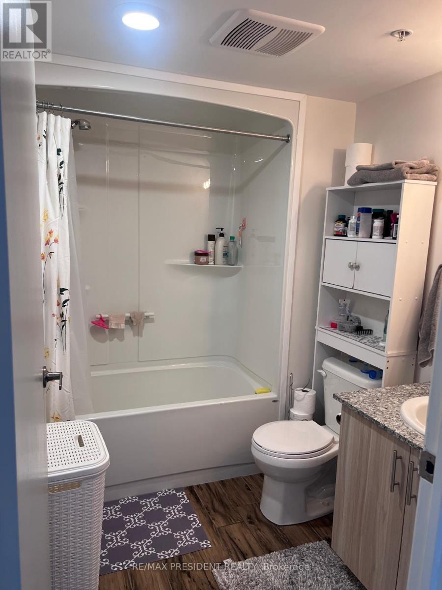 G616 - 275 Larch St Street, Waterloo, ON - Indoor Photo Showing Bathroom