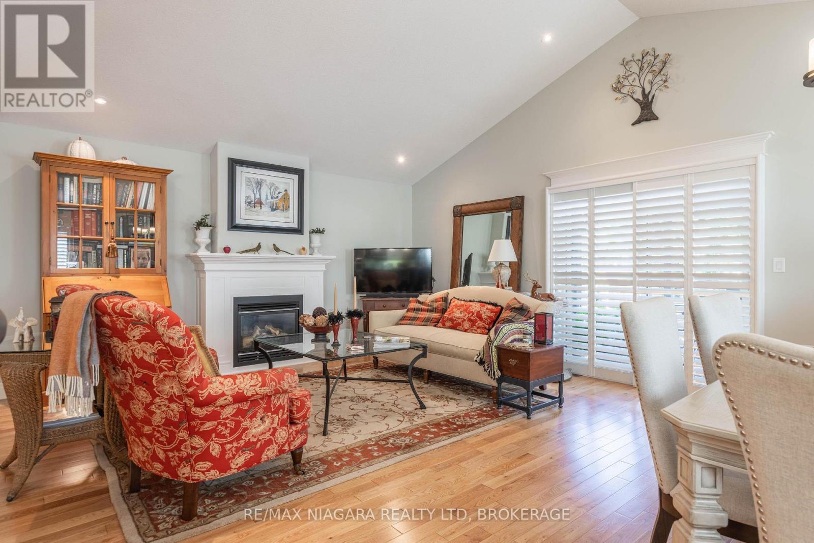 Main Level - Living Room - 19 - 310 Ridge Road S, Fort Erie (Ridgeway), ON - Indoor Photo Showing Living Room With Fireplace
