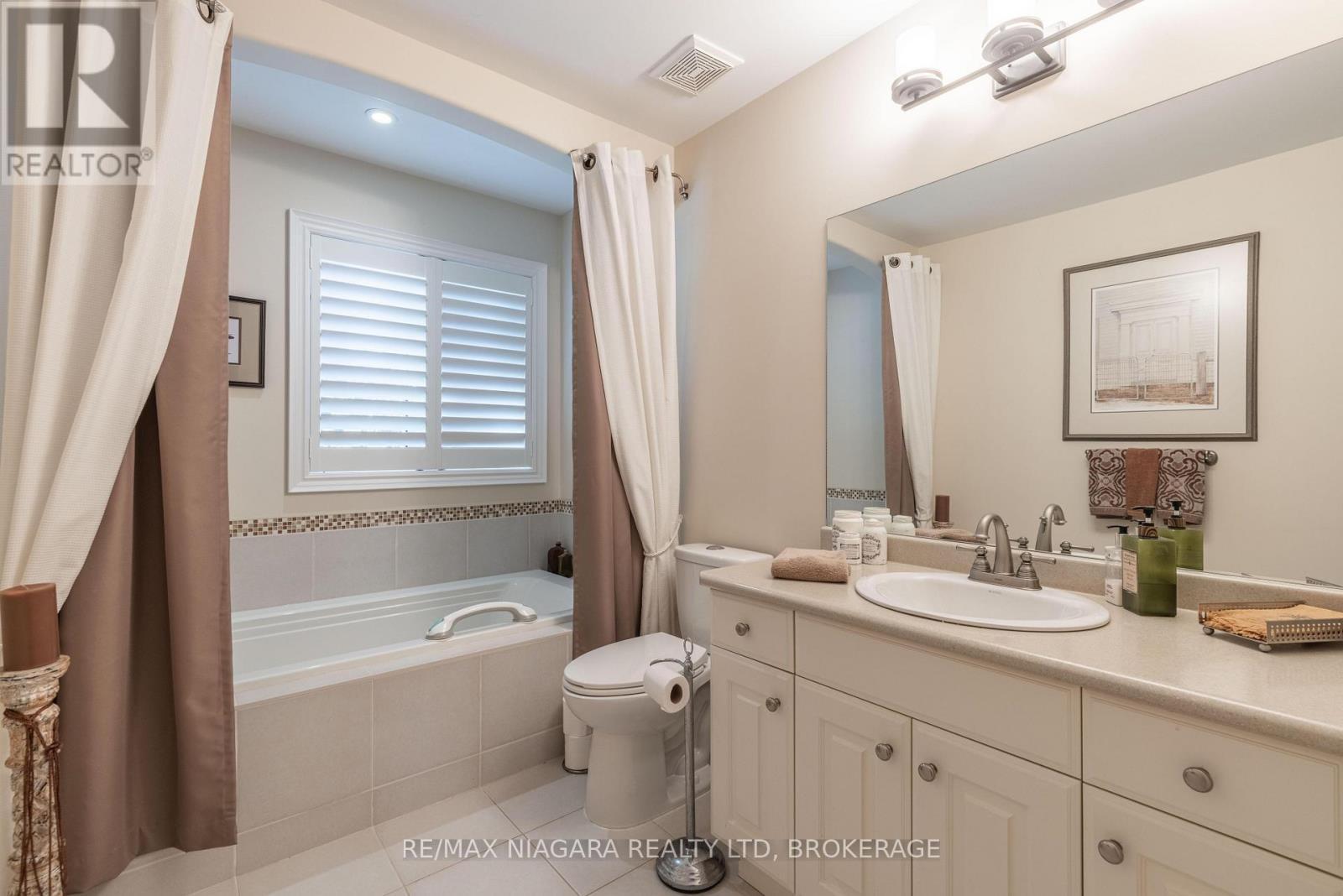 Main Level - 3 PC Bathroom - 19 - 310 Ridge Road S, Fort Erie (Ridgeway), ON - Indoor Photo Showing Bathroom