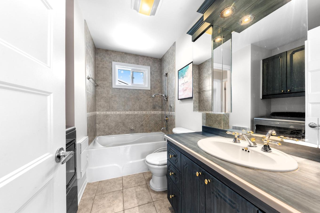 Bathroom - 405 Rue Papineau, Saint-Bruno-De-Montarville, QC - Indoor Photo Showing Bathroom