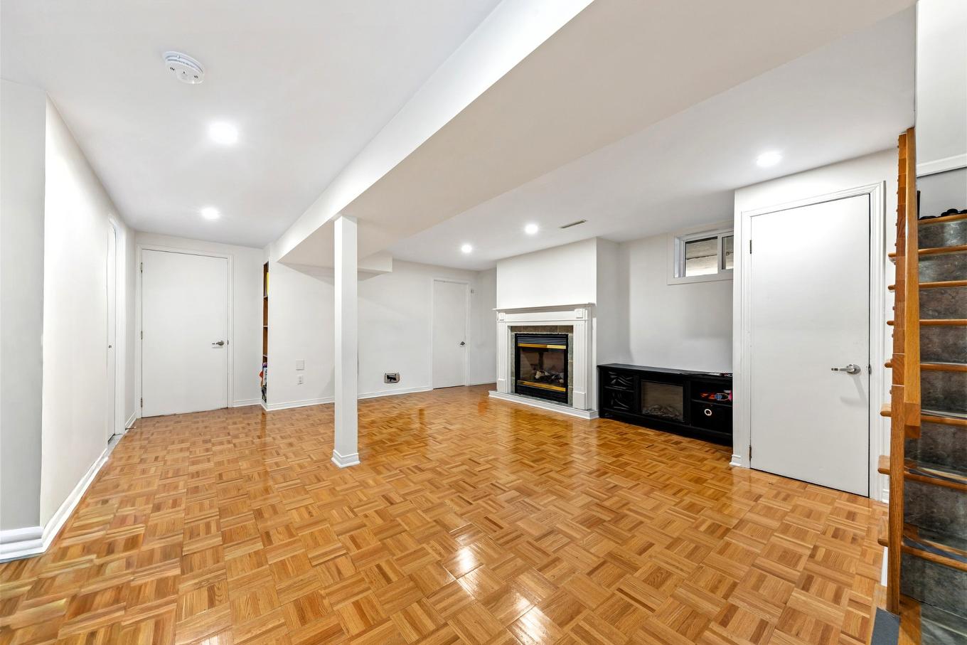 Family room - 405 Rue Papineau, Saint-Bruno-De-Montarville, QC - Indoor With Fireplace