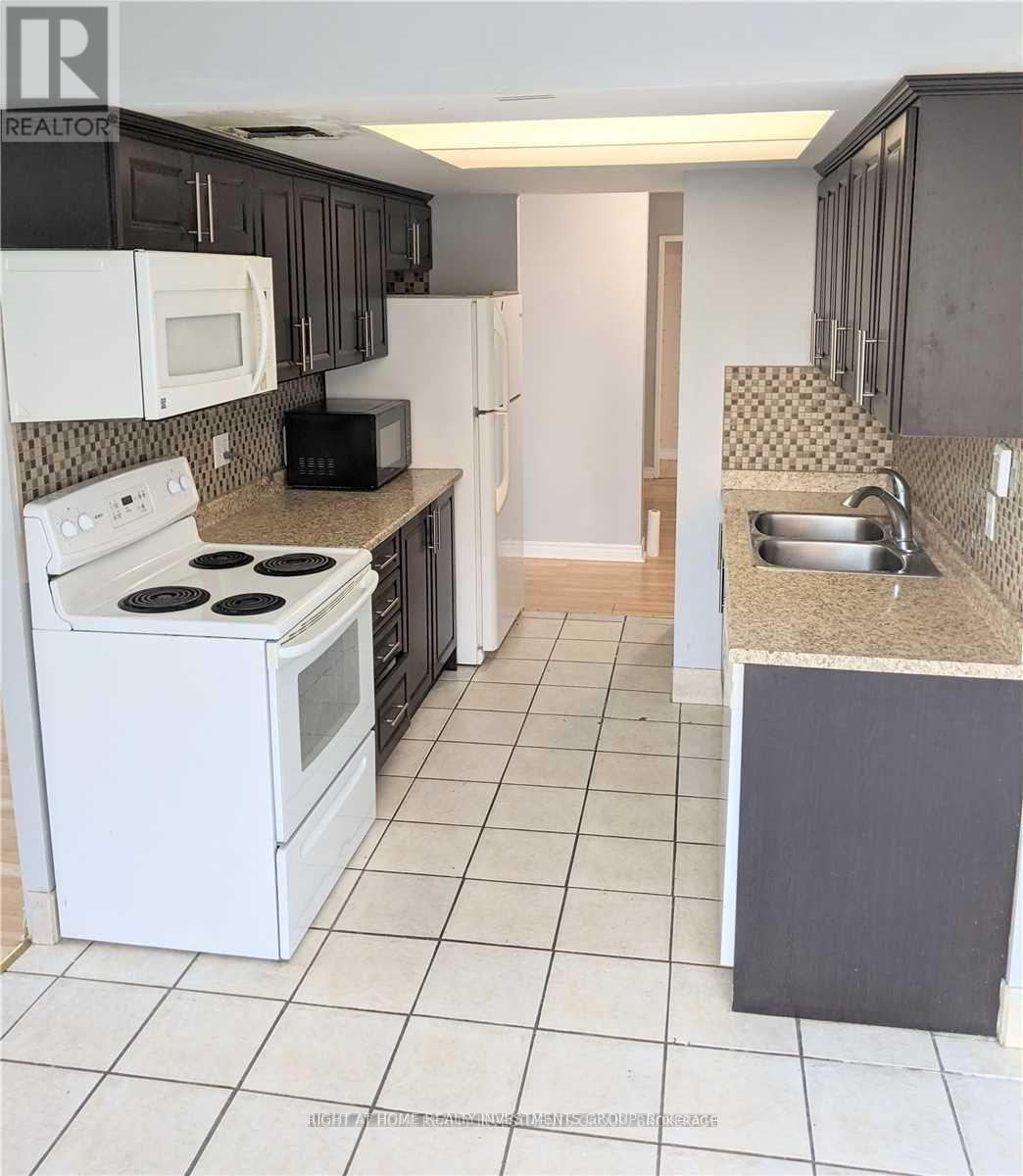 512 - 350 Webb Drive, Mississauga, ON - Indoor Photo Showing Kitchen With Double Sink