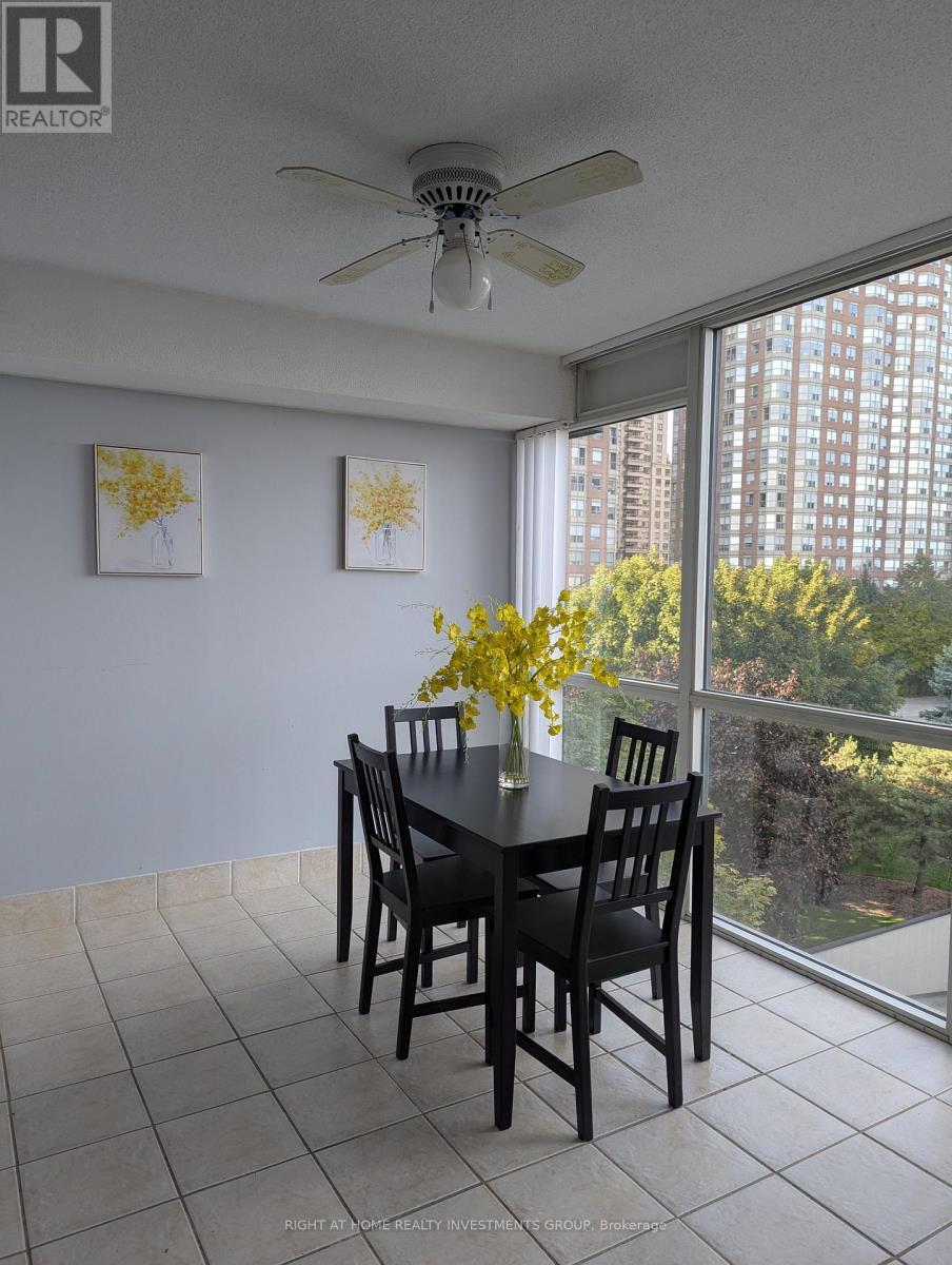 512 - 350 Webb Drive, Mississauga, ON - Indoor Photo Showing Dining Room
