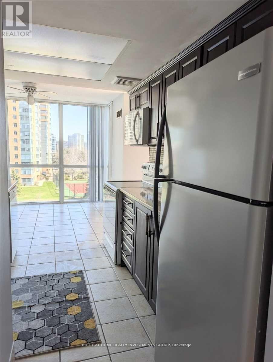 512 - 350 Webb Drive, Mississauga, ON - Indoor Photo Showing Kitchen