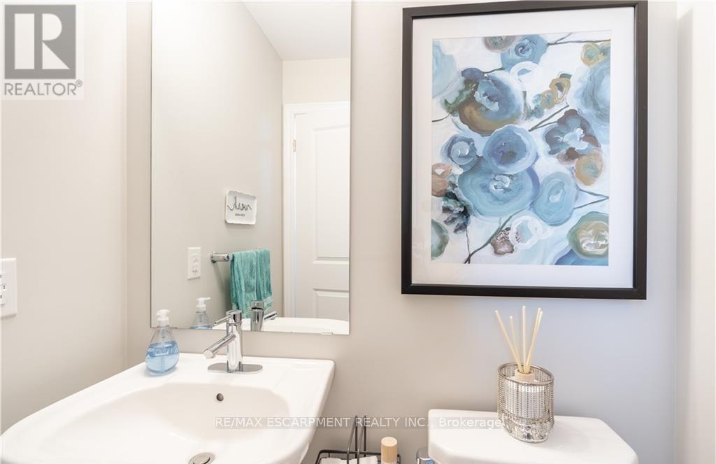 15 Pierre Trudeau Lane, Grimsby, ON - Indoor Photo Showing Bathroom