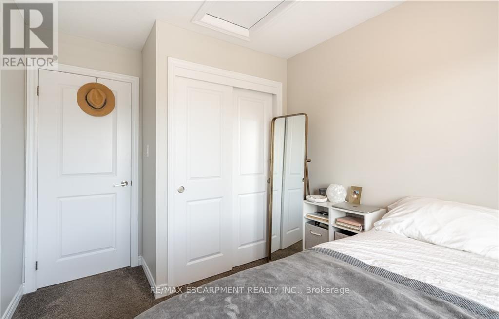 15 Pierre Trudeau Lane, Grimsby, ON - Indoor Photo Showing Bedroom