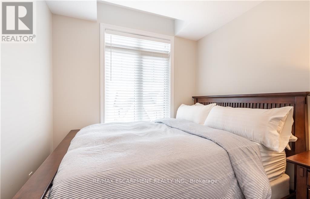 15 Pierre Trudeau Lane, Grimsby, ON - Indoor Photo Showing Bedroom