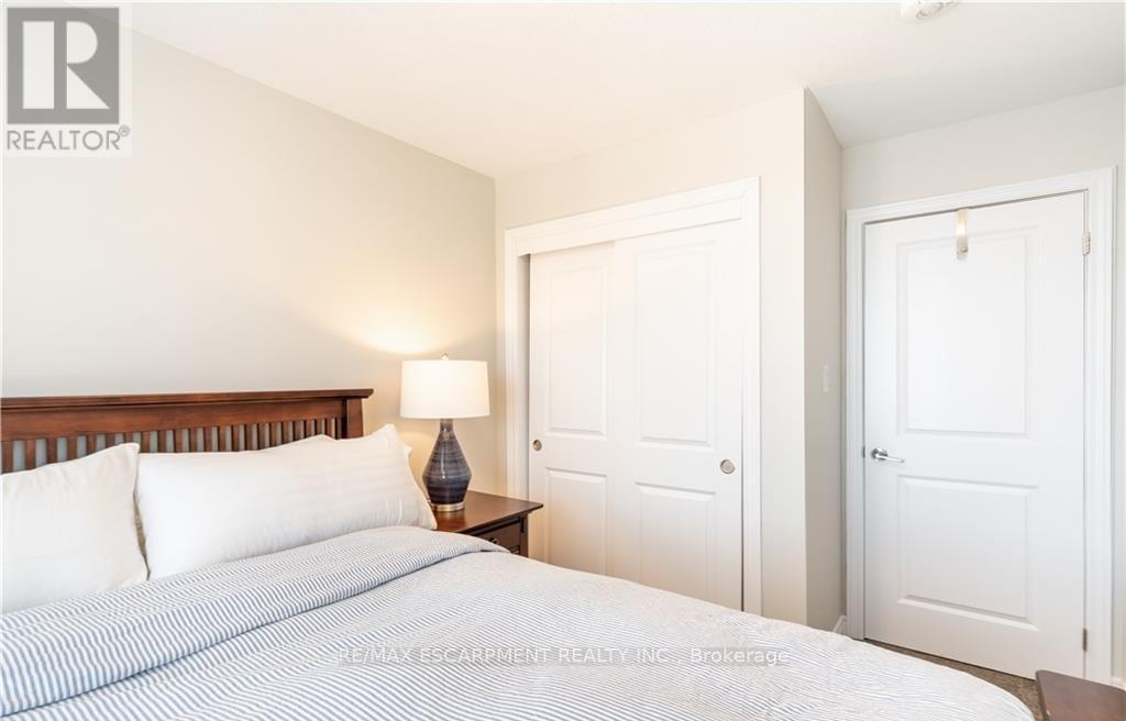 15 Pierre Trudeau Lane, Grimsby, ON - Indoor Photo Showing Bedroom