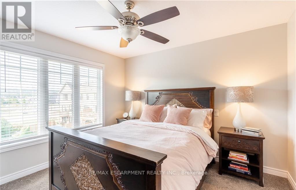 15 Pierre Trudeau Lane, Grimsby, ON - Indoor Photo Showing Bedroom