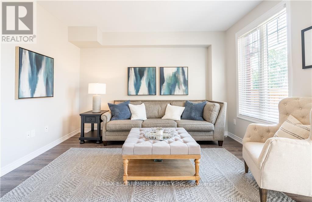 15 Pierre Trudeau Lane, Grimsby, ON - Indoor Photo Showing Living Room