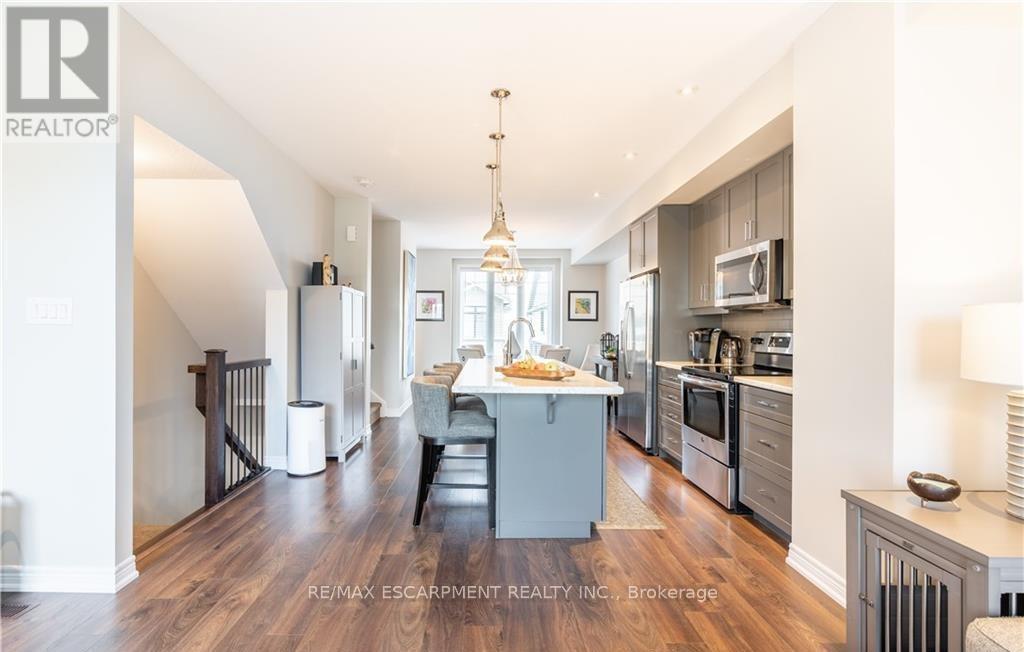 15 Pierre Trudeau Lane, Grimsby, ON - Indoor Photo Showing Kitchen With Stainless Steel Kitchen With Upgraded Kitchen