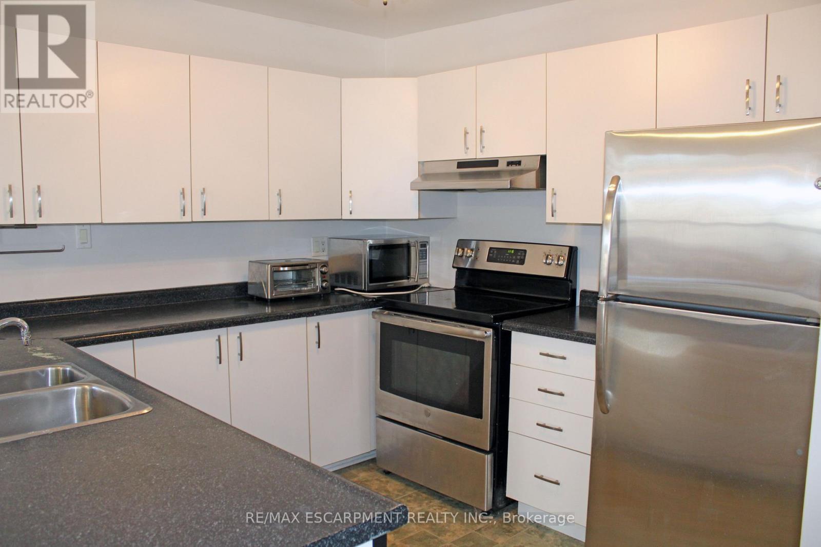 Kitchen - 205 Main Street E, Grimsby, ON - Indoor Photo Showing Kitchen With Double Sink