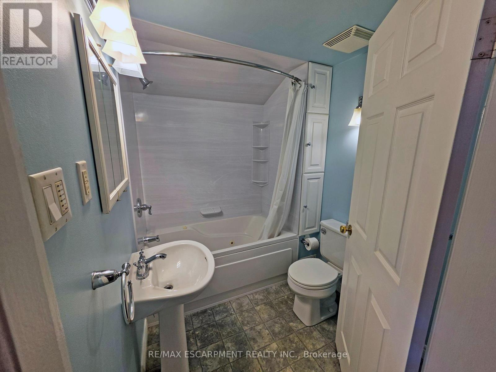 Bath - 205 Main Street E, Grimsby, ON - Indoor Photo Showing Bathroom