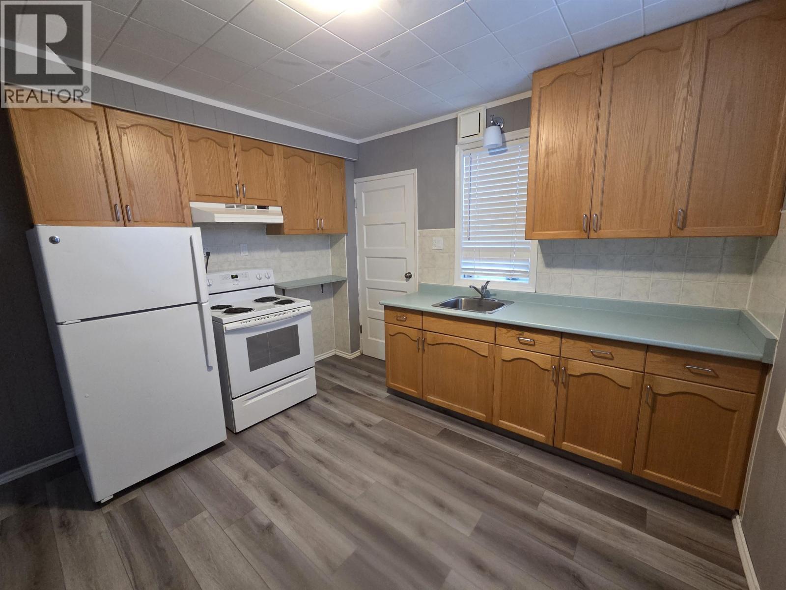 1651 8Th Avenue, Prince George, BC - Indoor Photo Showing Kitchen