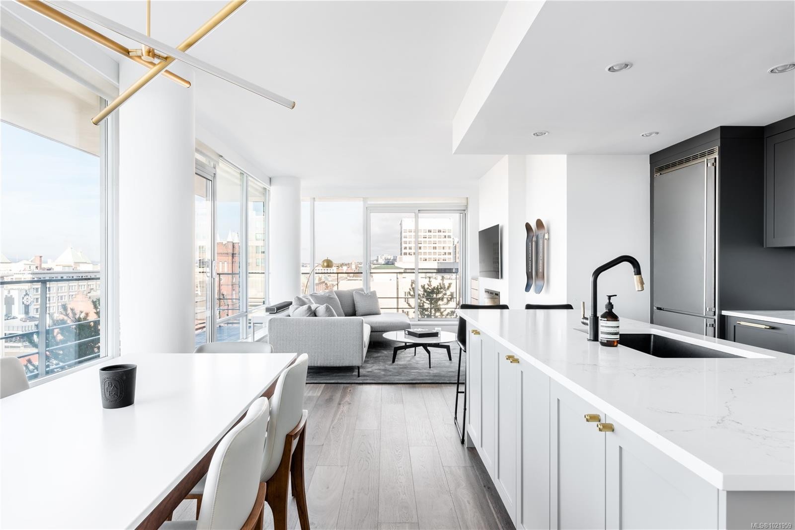 1105-707 Courtney St, Victoria, BC - Indoor Photo Showing Kitchen