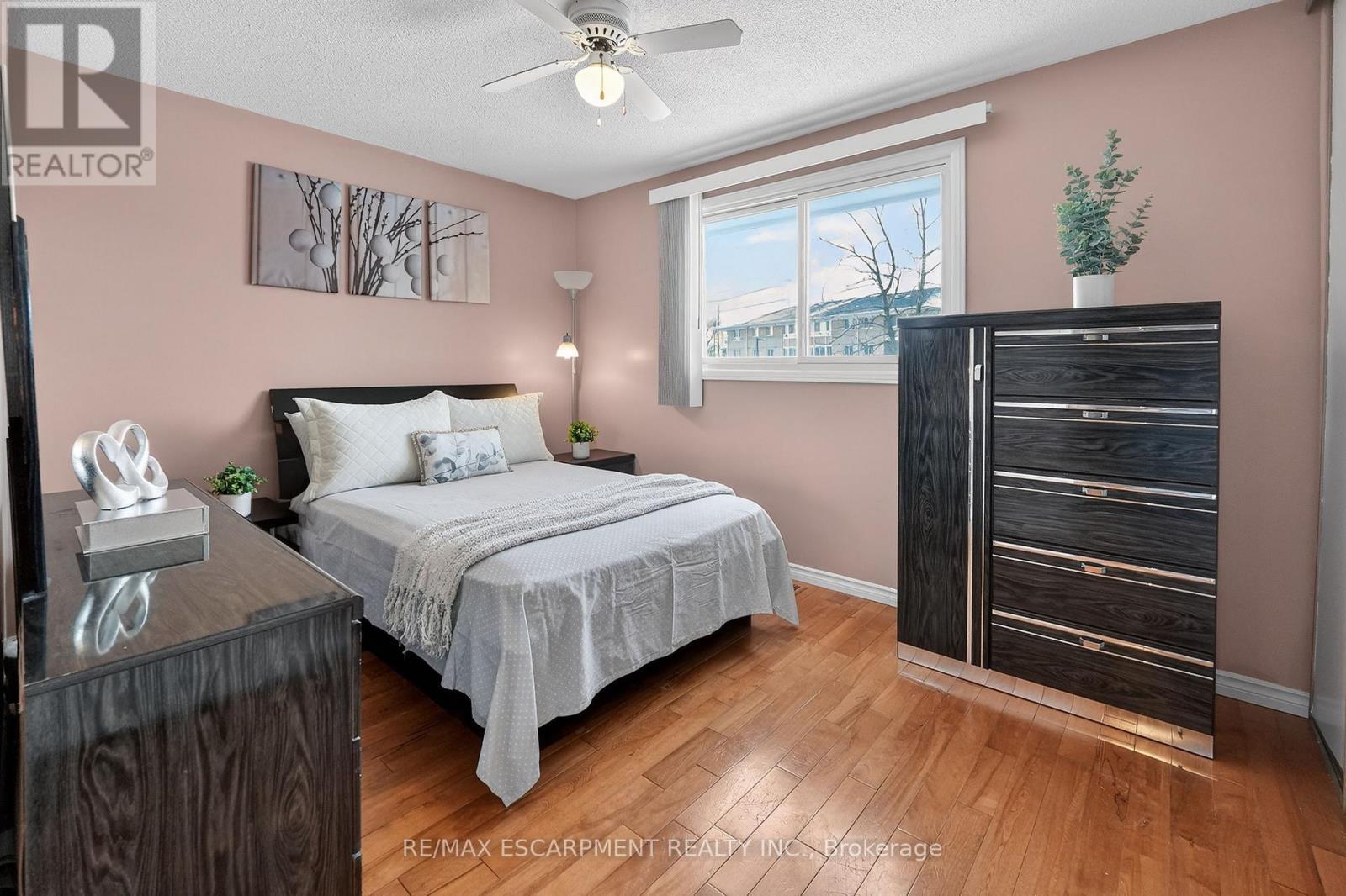 8162 Lynhurst Drive, Niagara Falls, ON - Indoor Photo Showing Bedroom