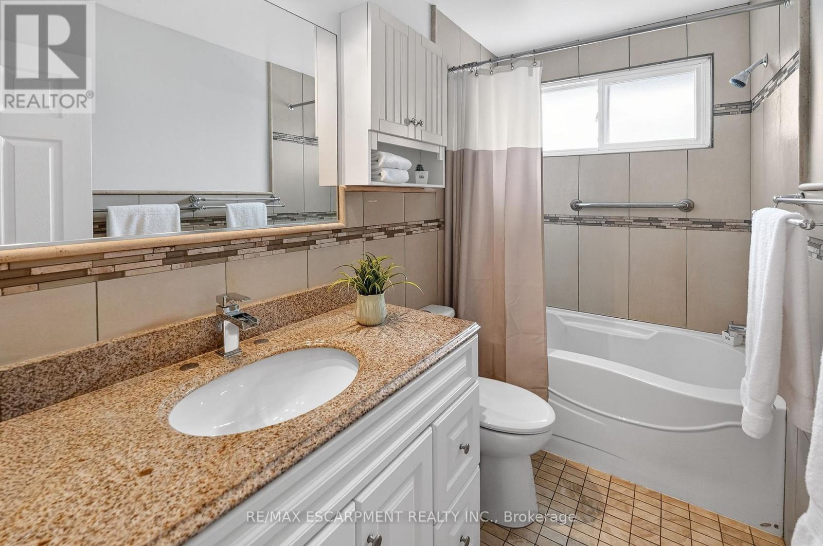 8162 Lynhurst Drive, Niagara Falls, ON - Indoor Photo Showing Bathroom