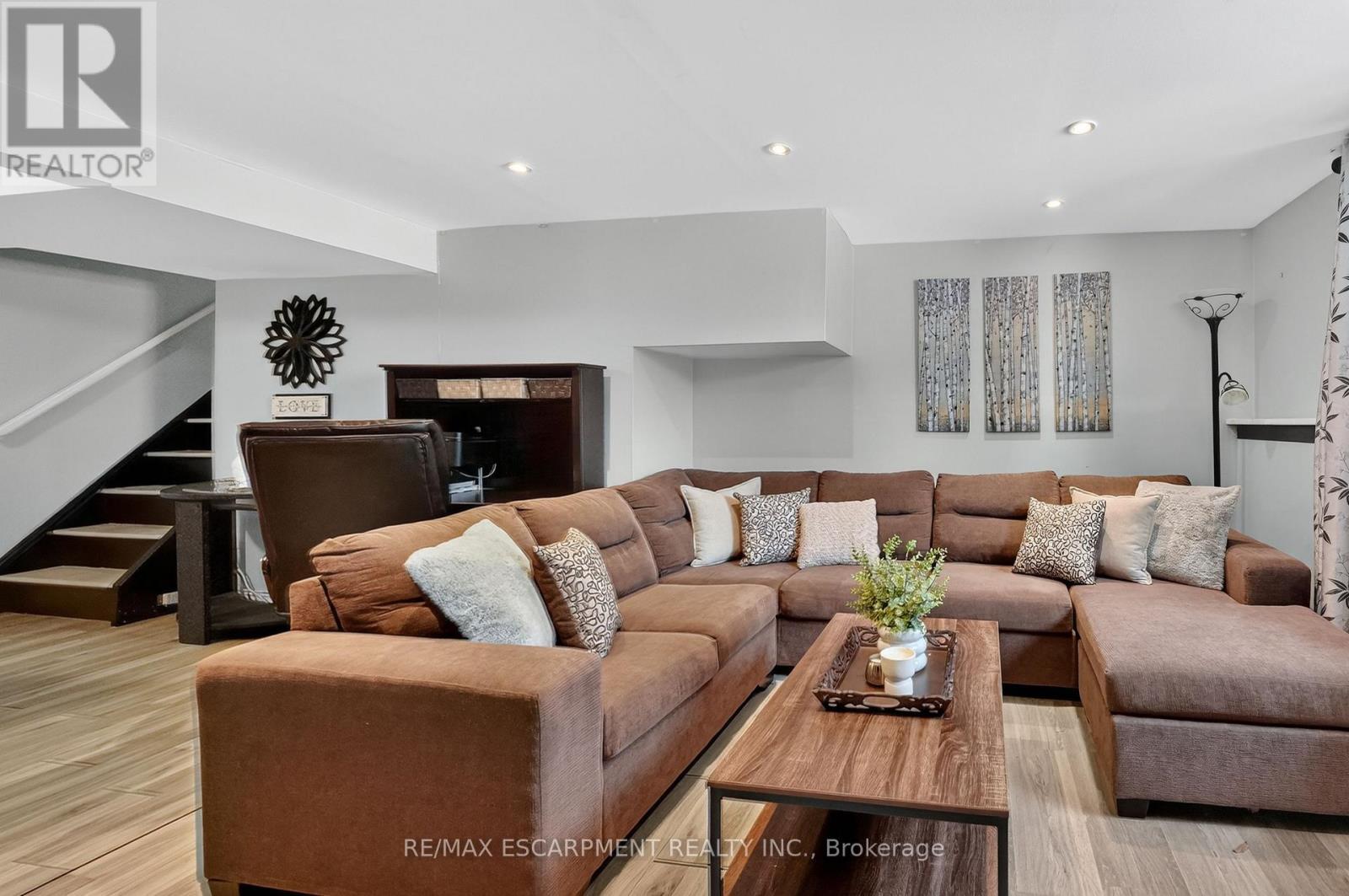 8162 Lynhurst Drive, Niagara Falls, ON - Indoor Photo Showing Living Room
