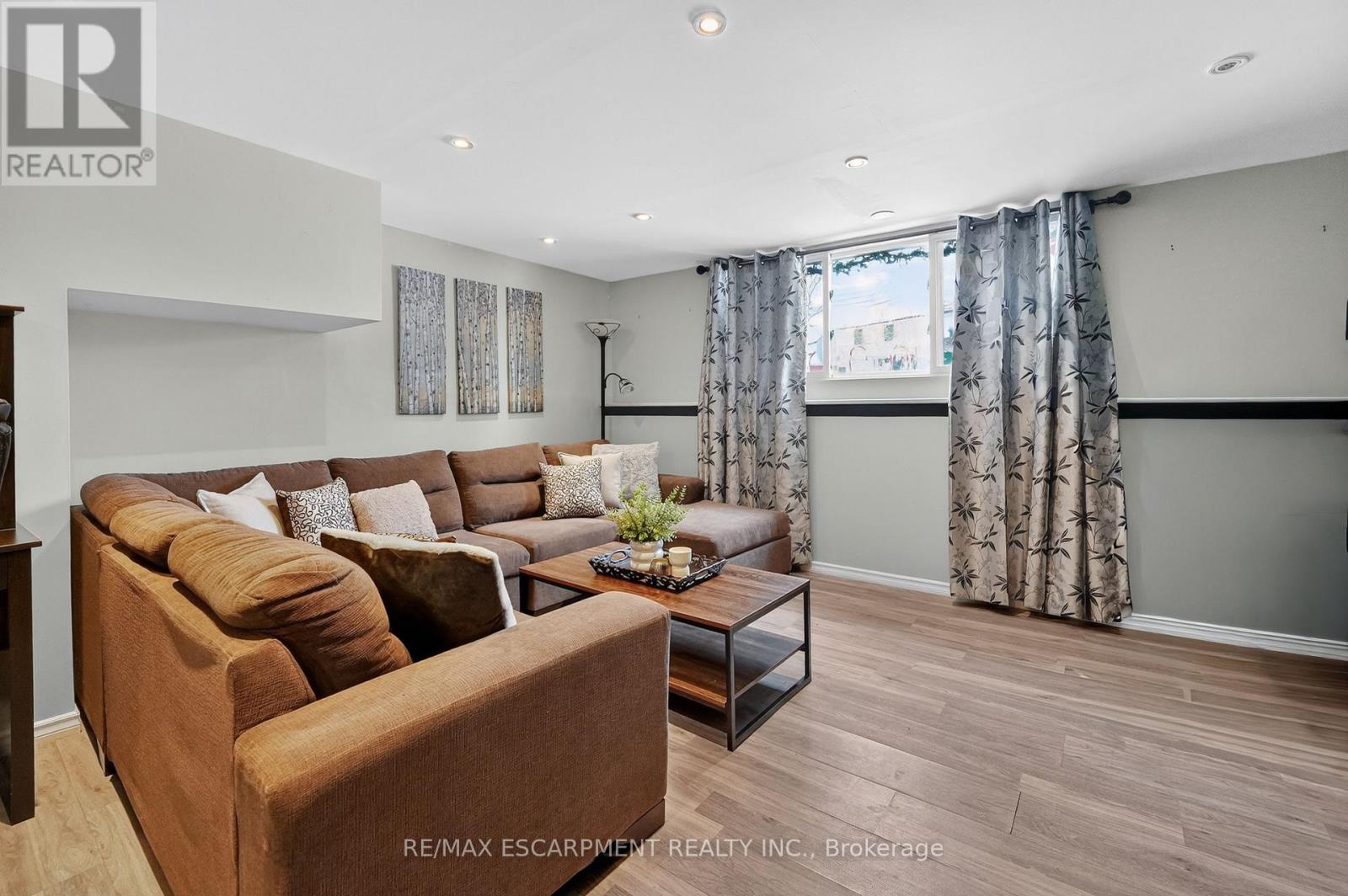 8162 Lynhurst Drive, Niagara Falls, ON - Indoor Photo Showing Living Room