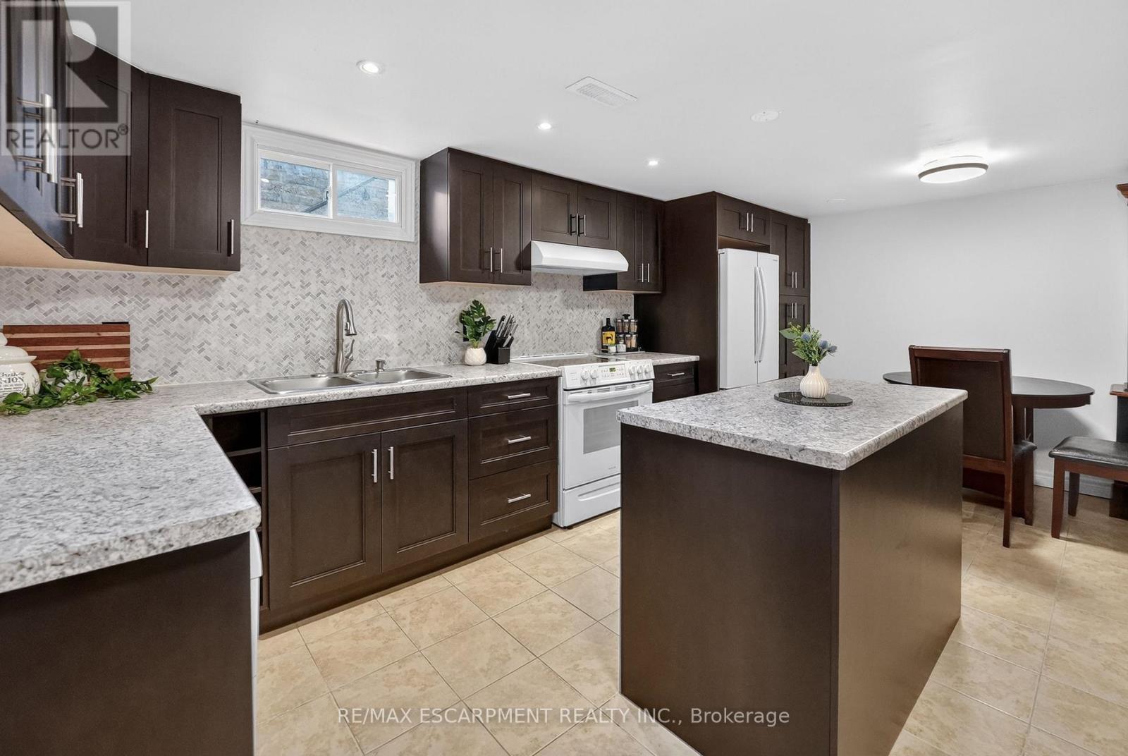 8162 Lynhurst Drive, Niagara Falls, ON - Indoor Photo Showing Kitchen With Upgraded Kitchen
