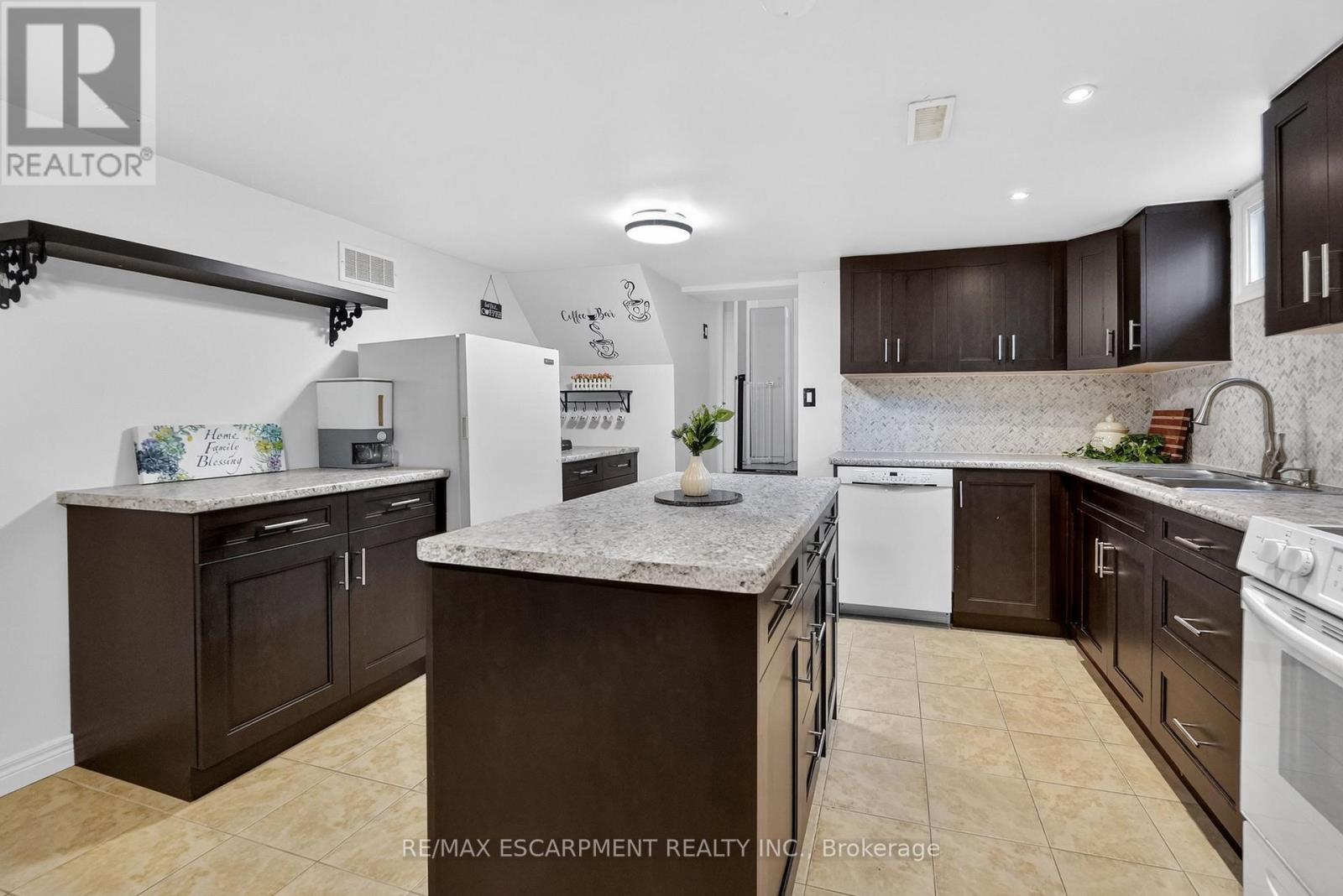 8162 Lynhurst Drive, Niagara Falls, ON - Indoor Photo Showing Kitchen