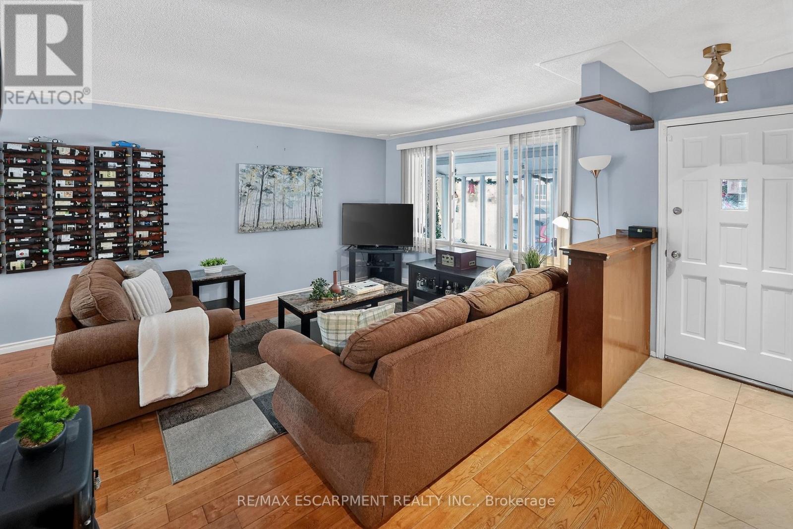 8162 Lynhurst Drive, Niagara Falls, ON - Indoor Photo Showing Living Room