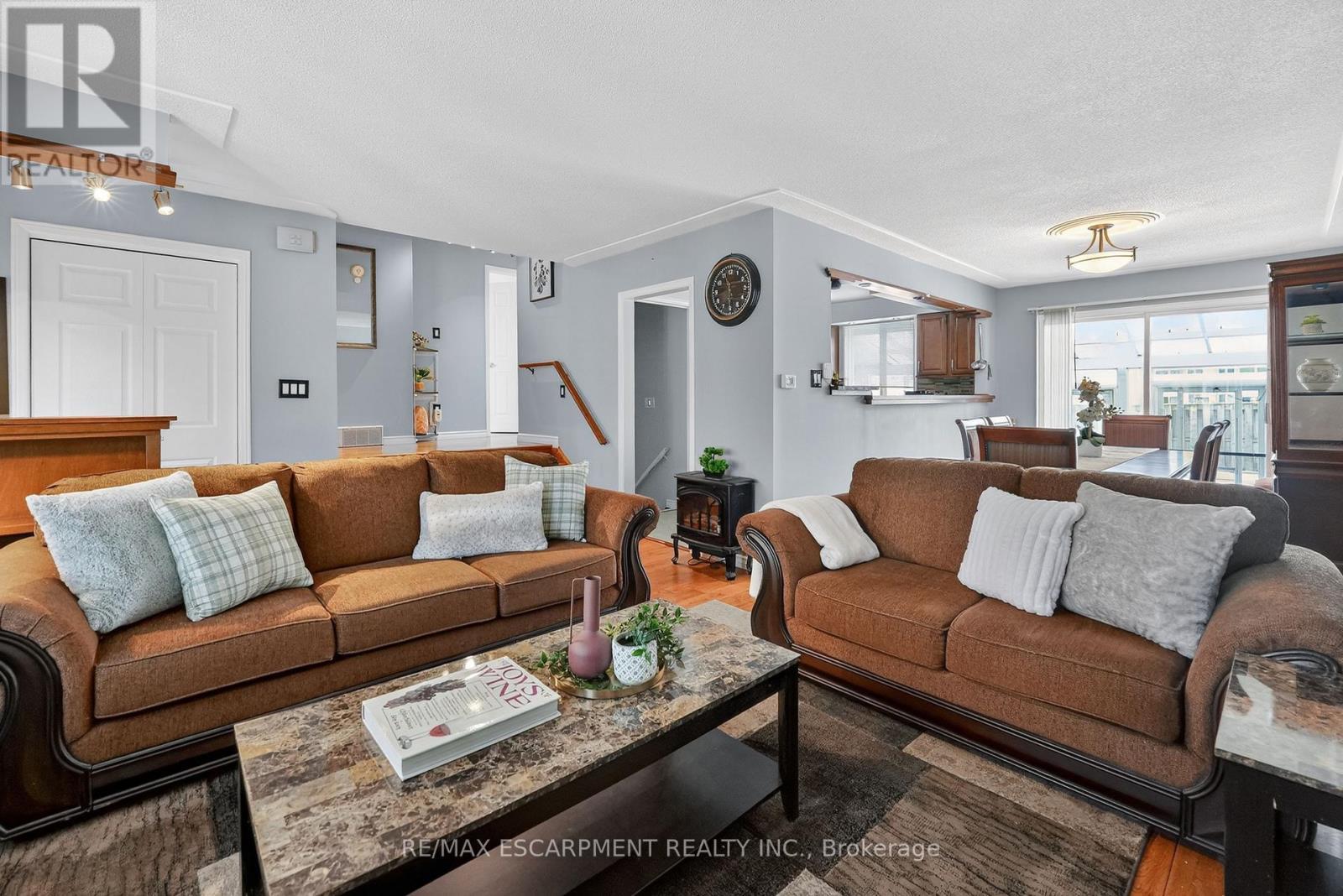 8162 Lynhurst Drive, Niagara Falls, ON - Indoor Photo Showing Living Room