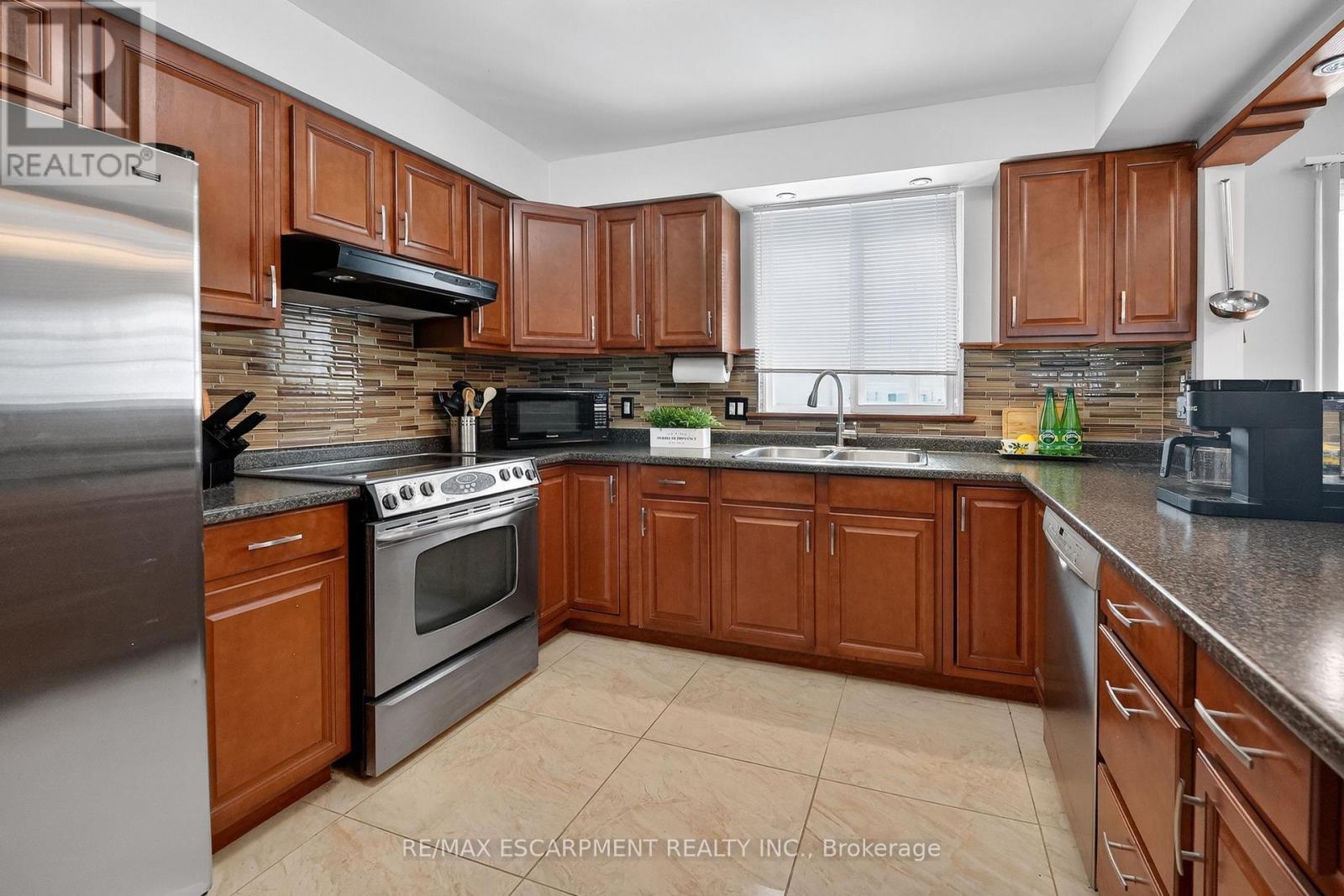 8162 Lynhurst Drive, Niagara Falls, ON - Indoor Photo Showing Kitchen With Double Sink