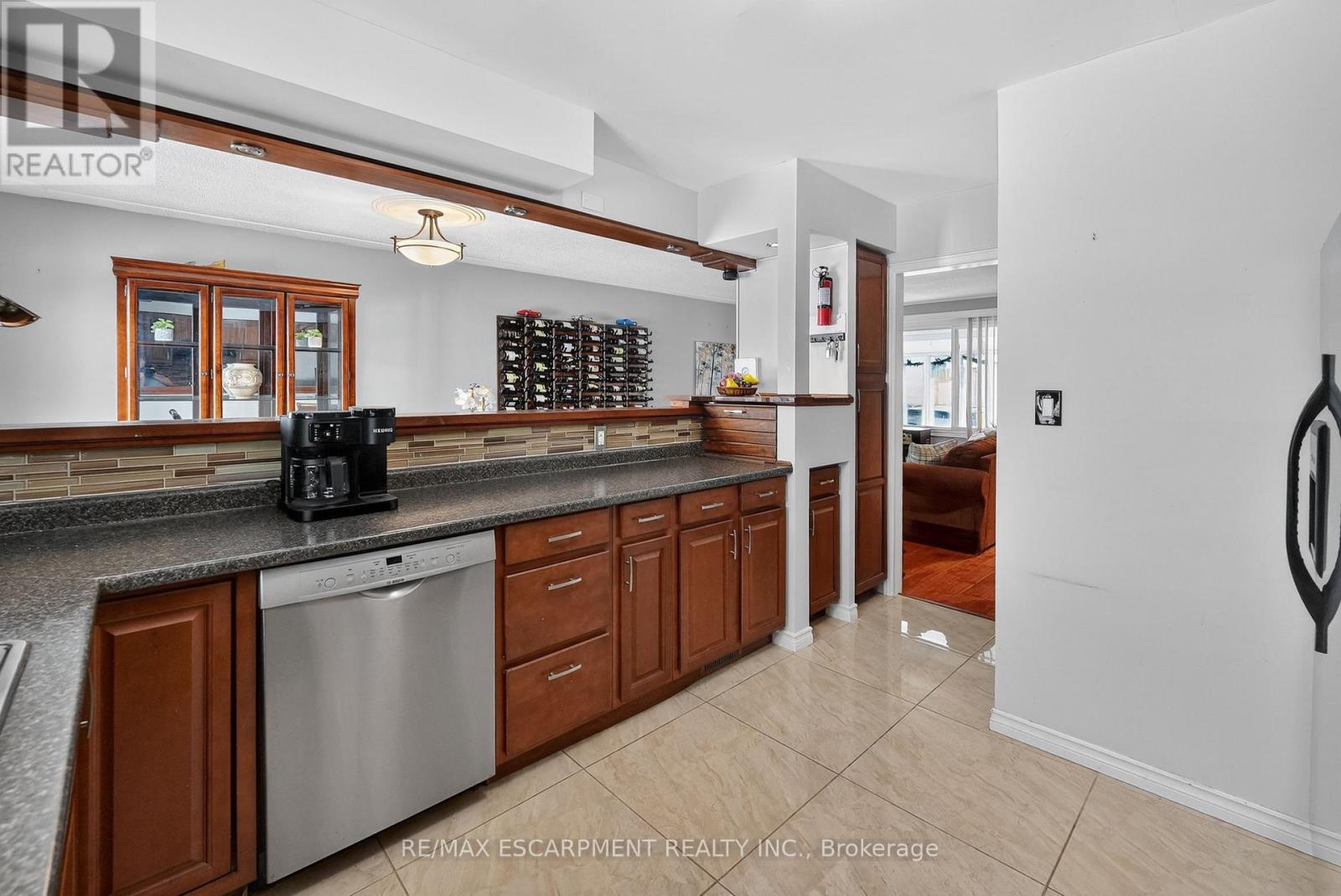 8162 Lynhurst Drive, Niagara Falls, ON - Indoor Photo Showing Kitchen