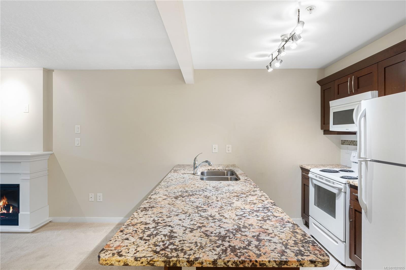 202-5670 Edgewater Lane, Nanaimo, BC - Indoor Photo Showing Kitchen With Double Sink