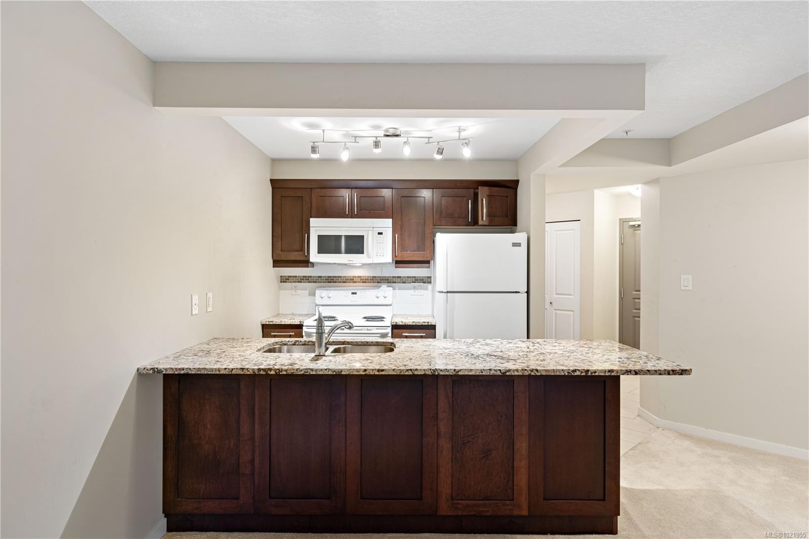 202-5670 Edgewater Lane, Nanaimo, BC - Indoor Photo Showing Kitchen