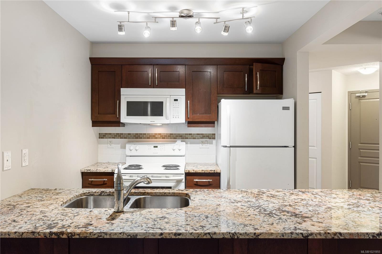 202-5670 Edgewater Lane, Nanaimo, BC - Indoor Photo Showing Kitchen With Double Sink