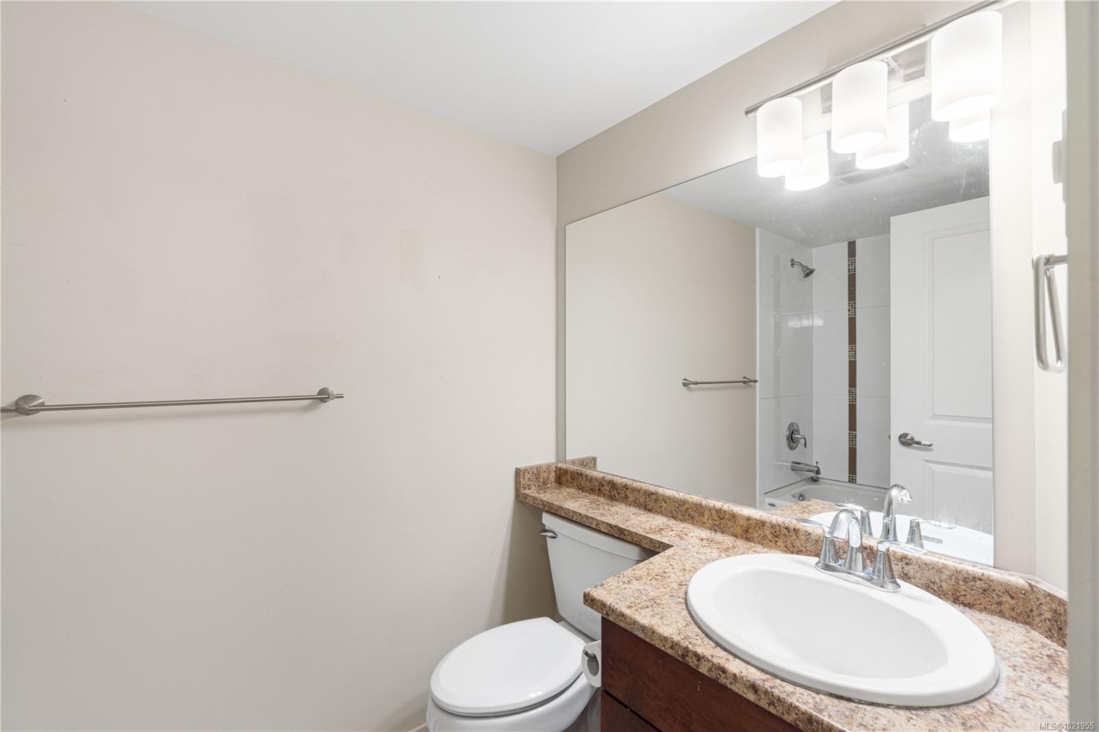202-5670 Edgewater Lane, Nanaimo, BC - Indoor Photo Showing Bathroom
