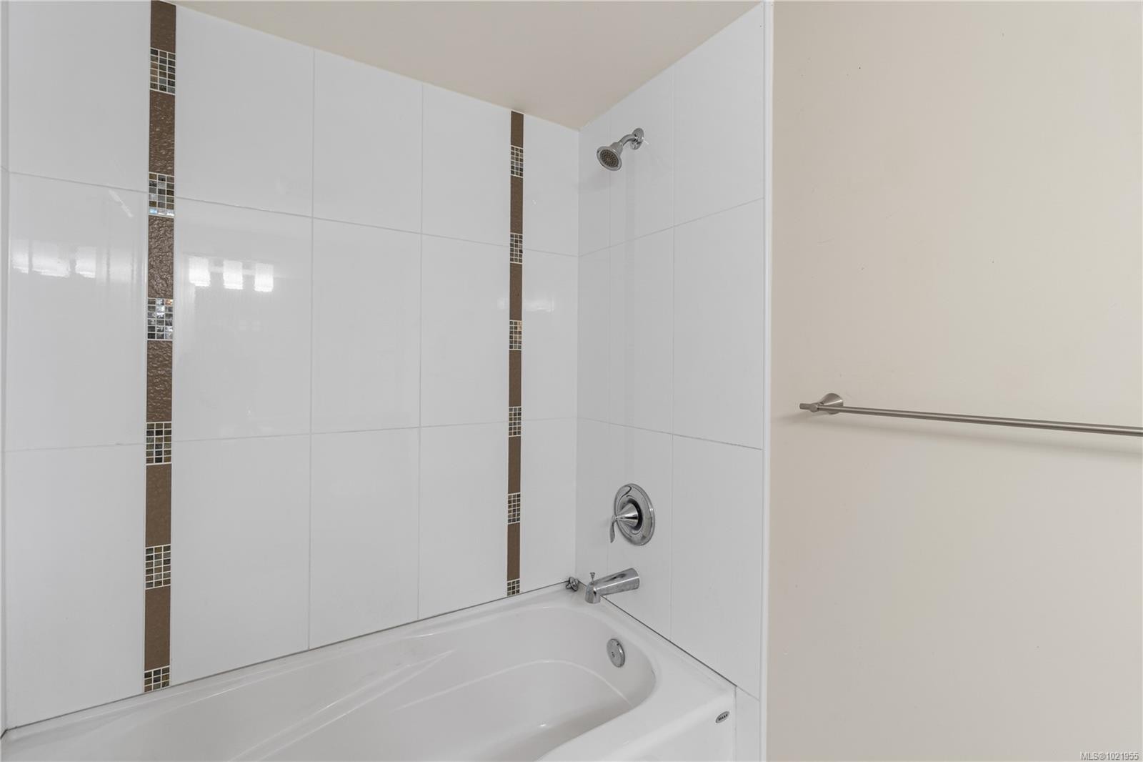 202-5670 Edgewater Lane, Nanaimo, BC - Indoor Photo Showing Bathroom