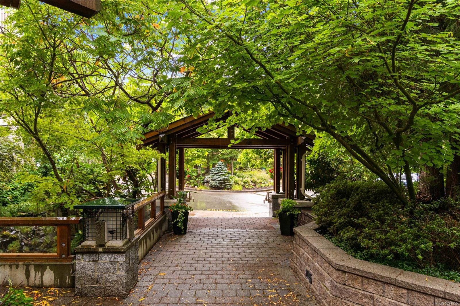 202-5670 Edgewater Lane, Nanaimo, BC - Outdoor