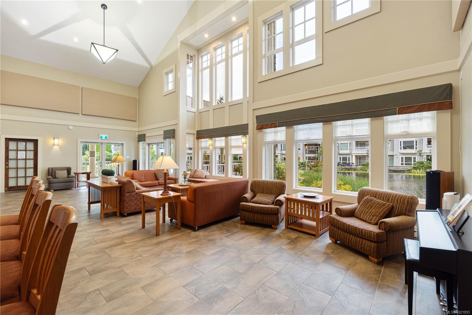202-5670 Edgewater Lane, Nanaimo, BC - Indoor Photo Showing Living Room