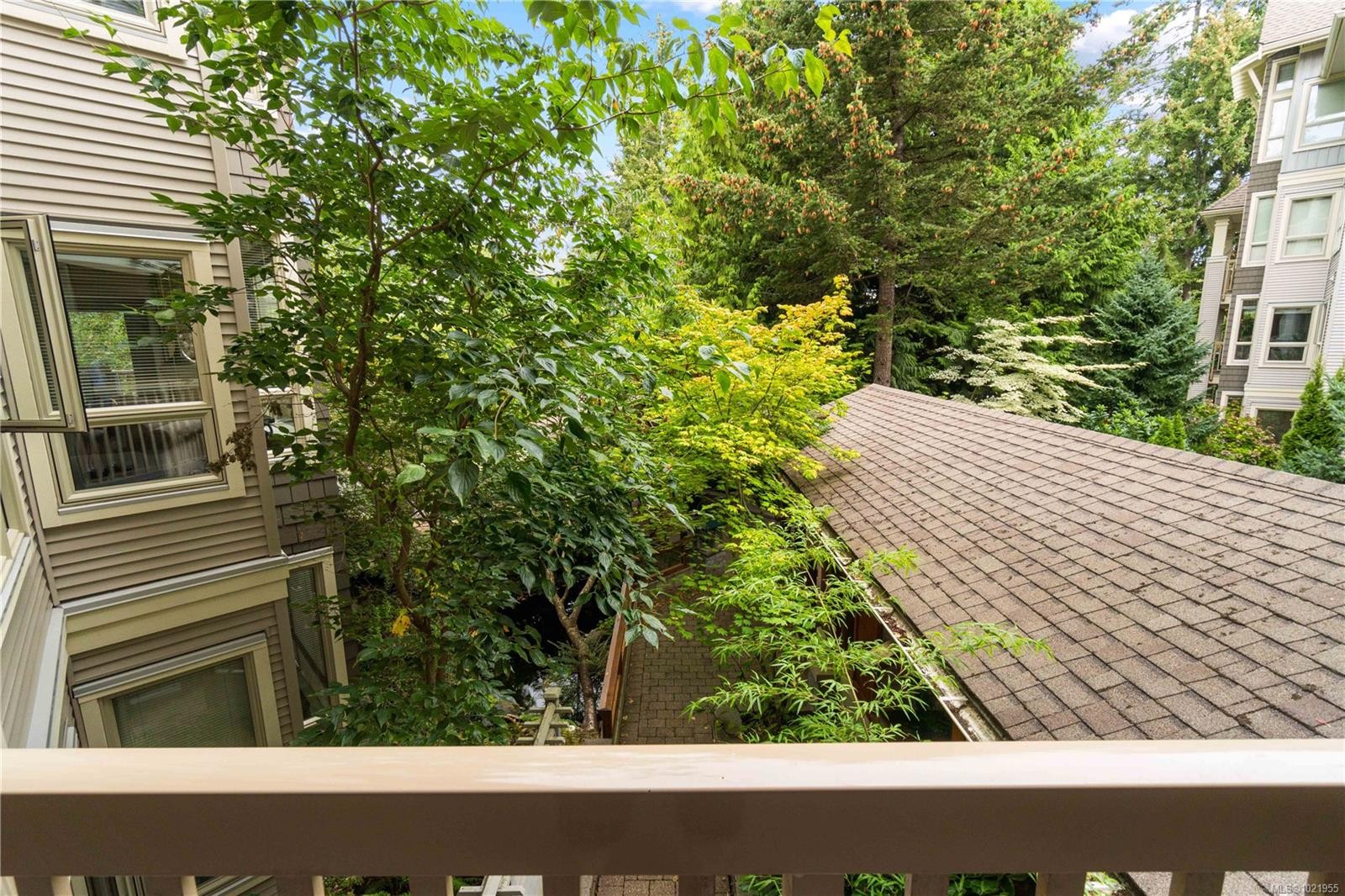 202-5670 Edgewater Lane, Nanaimo, BC - Outdoor