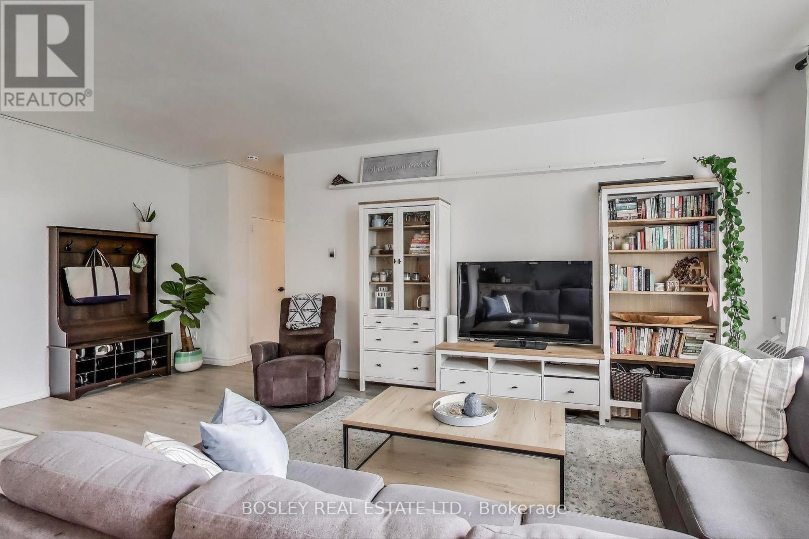 111 - 10 Parkway Forest Drive, Toronto, ON - Indoor Photo Showing Living Room