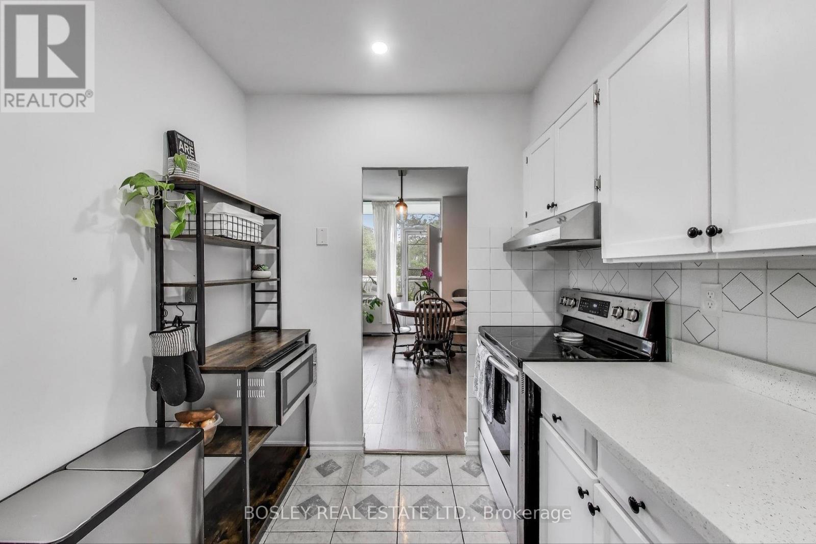 111 - 10 Parkway Forest Drive, Toronto, ON - Indoor Photo Showing Kitchen