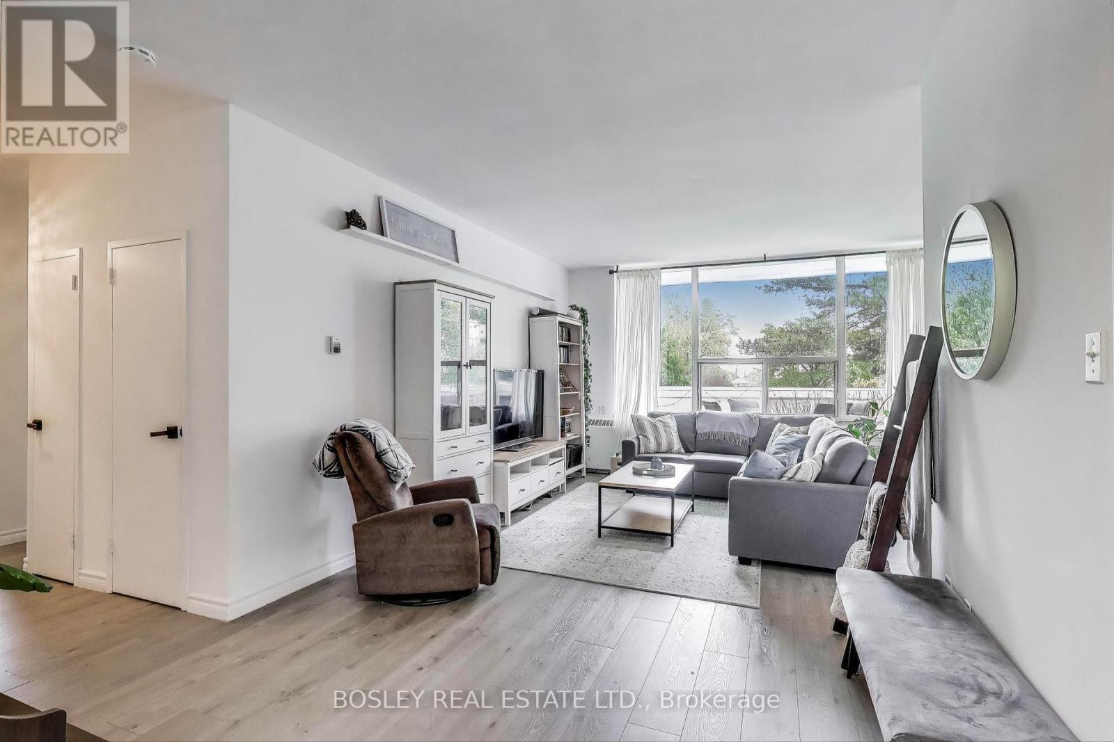 111 - 10 Parkway Forest Drive, Toronto, ON - Indoor Photo Showing Living Room